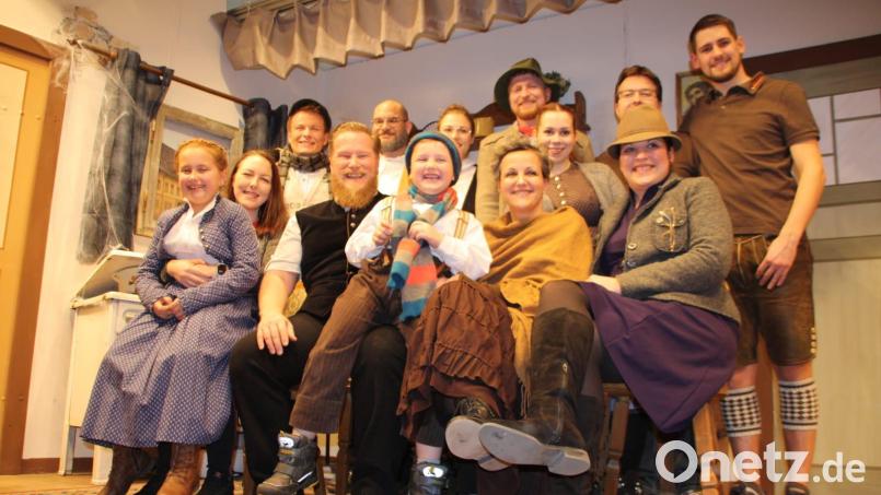 Bestens gelaunt sind die Akteure von der Theatergruppe der Kolpingsfamilie Schnaittenbach. Nach mehrjähriger Pause geht es endlich wieder auf die Bühne. Bild: nag