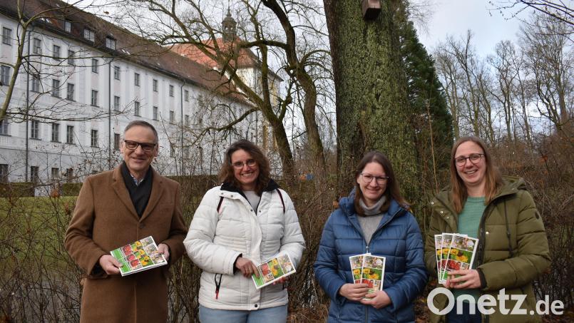 Bernd Sommer, Vorsitzender des Vorstands der Stiftung Kultur- und Begegnungszentrum Abtei Waldsassen, Natur- und Umweltpädagogin Gitte Sommer (stellvertretende Leiterin der Geschäftsstelle), Verwaltungsfachkraft und Teamassistentin Astrid Blessenberger sowie die Leiterin der Geschäftsstelle, Johanna Härtl, präsentieren das Programm 2024. Bild: Umweltstation Waldsassen/exb