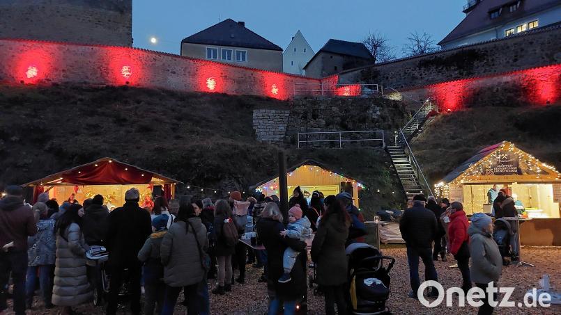Das Ambiente des Weihnachtsmarkts Auf der Schanze mit der rot angestrahlten Stadtmauer ist einzigartig. Bild: mfh