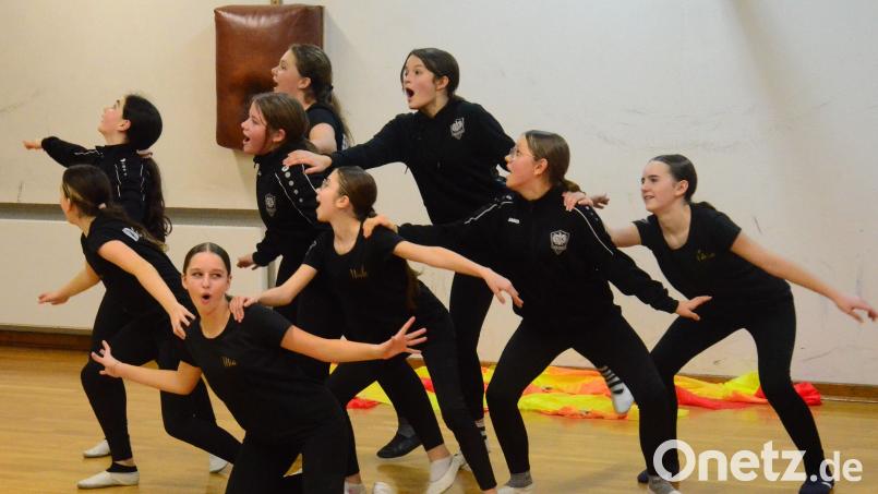 Die Jugendgarde tanzt wie "Phoenix aus der Asche". Bild: Kunz