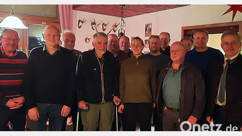 Im Bild von links Siegfried Trottmann, Erwin Möhrlein, Manfred Haas, Hans Rösch, Berthold Popp, Horst Fischer, Karin Wöhrl, Jörn Schedl, Klaus Krützfeld, Konrad Zier, Hubert Platzer, Andreas Krassler und Landrat Roland Grillmeier. Nicht im Bild: Rudolf Gürtler, Martin Troitzsche, Josef Ernst und Wolfgang Haberzeth. Bild: Landratsamt Tirschenreuth/exb