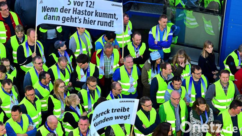 &quot;Wenn der Hastor kummt, dann geht&#039;s hier rund&quot;: Im April 2017 protestieren 700 &quot;Grammerer&quot; in Haselmühl gegen den Investor. Archivbild: Petra Hartl