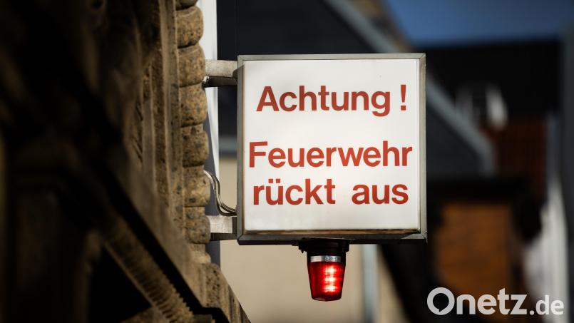 Wegen eines Ofenbrands mussten zahlreiche umliegender Wehren alarmiert werden. Bild: Rolf Vennenbernd