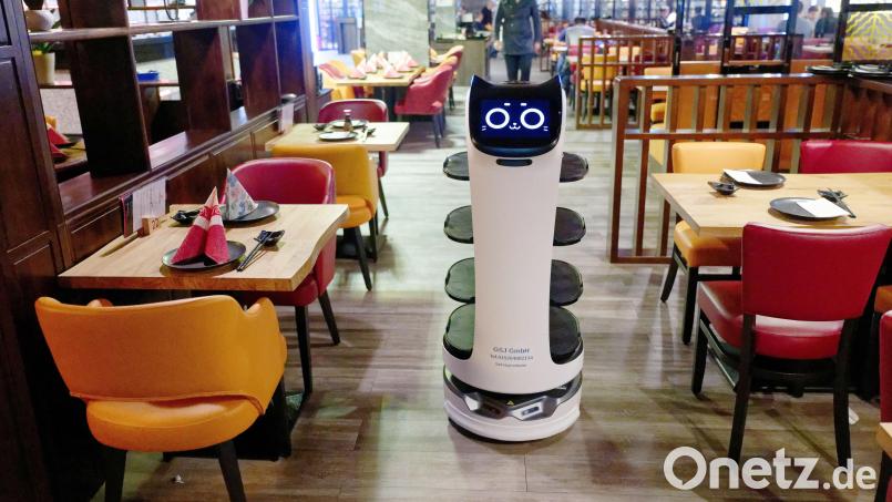 Maschine statt Mensch: Roboter helfen in Restaurants beim Servieren. Symbolbild: Henning Kaiser/dpa