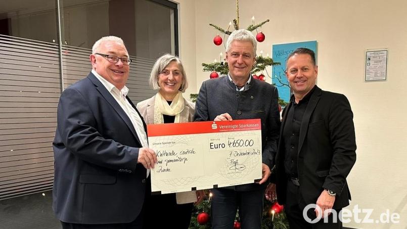 Geschäftsstellenleiter Ulrich Höcker, stellvertretende Filialdirektorin Monika Höllerer, Bürgermeister Robert Lindner und Vorstandsvorsitzender Gerhard Hösl (von links) bei der Übergabe des symbolischen Spendenschecks. Bild: Sparkasse/exb