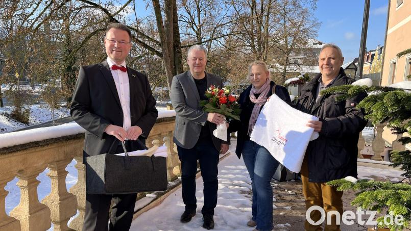 Frieren ist nicht. Barbara Mörk-Harscher hat dank Ofenführerschein einen Saunatag für zwei Personen im Kufü Amberg gewonnen. Landrat Richard Reisinger (Zweiter von links) gratuliert mit einem Blumenstrauß, während ZEN-Vorsitzender Florian Junkes (links) und Klimaschutzkoordinator Martin Kopp das Sauna-Starterkit überreichten. Bild: Martina Beierl