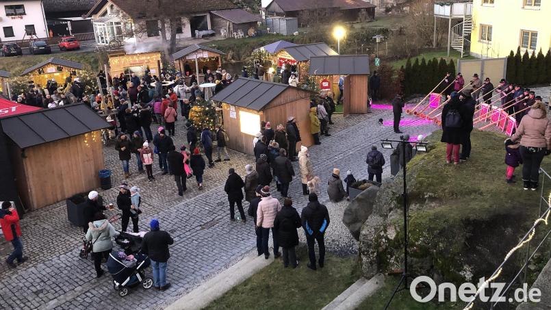 Als am Samstagnachmittag die Alphornbläser aus Großkonreuth (rechts) aufspielten, war schon einiges los auf dem Adventsmarkt in Falkenberg. Mit Einbruch der Dunkelheit nahm der Besucherzustrom dann noch deutlich zu. Bild: wro