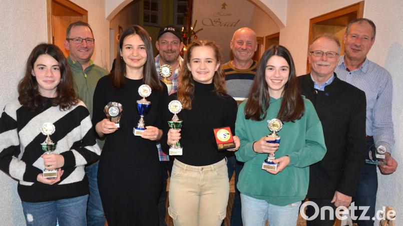 Bei einem Züchterabend wurden die neuen Vereinsmeister des Kaninchenzuchtvereins Konnersreuth geehrt. Im Bild (von links) Lena Richtmann, Klaus Richtmann, Sophie Zandt, Mario Proksch, Amelie Zandt, Klaus Reindl, Paula Richtmann, Bürgermeister Max Bindl und Vorsitzender Reinhard Wurm. Bild: jr
