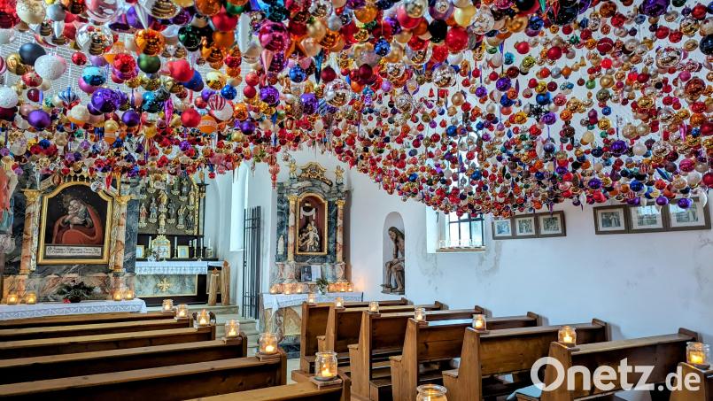 Ein Meer aus bunten Kugeln ziert die Schönseer Kapelle. Bild: wrl