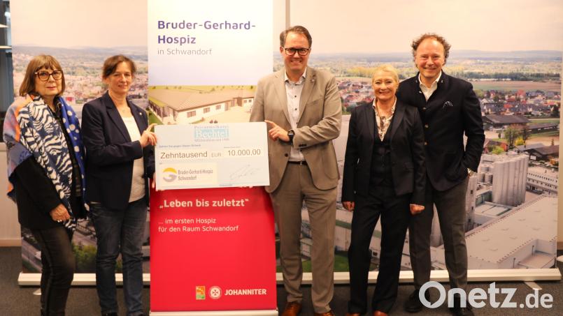 Gisela Pöhler (Vorsitzende Hospizverein Schwandorf) Sabine Sudler (Johanniter Ostbayern) und Matthias Walk (Johanniter Ostbayern) nehmen im Beisein von Gabriele Wittleben (Zweite Bürgermeisterin Schwarzenfeld) von René Guhl (Geschäftsführer Privatmolkerei Bechtel) (von links) den Scheck entgegen. Bild: K. Pollinger/exb
