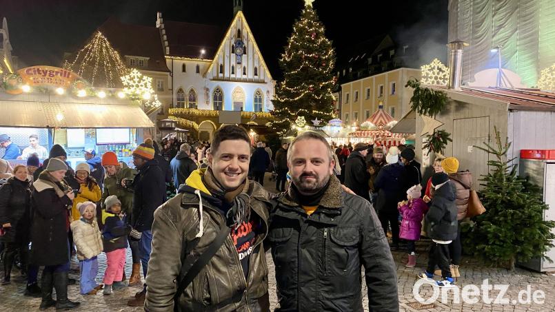 Wiedersehen am Amberger Weihnachtsmarkt: Vlasios Kondis (links) aus Griechenland und Christian Lorenz. Bild: upl