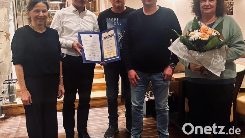 Sabine und Peter Dobner (von links) würdigten bei der Weihnachtsfeier im Gasthof &quot;Drei Lilien&quot; langjährige und treue Mitarbeiter. Bild: dob