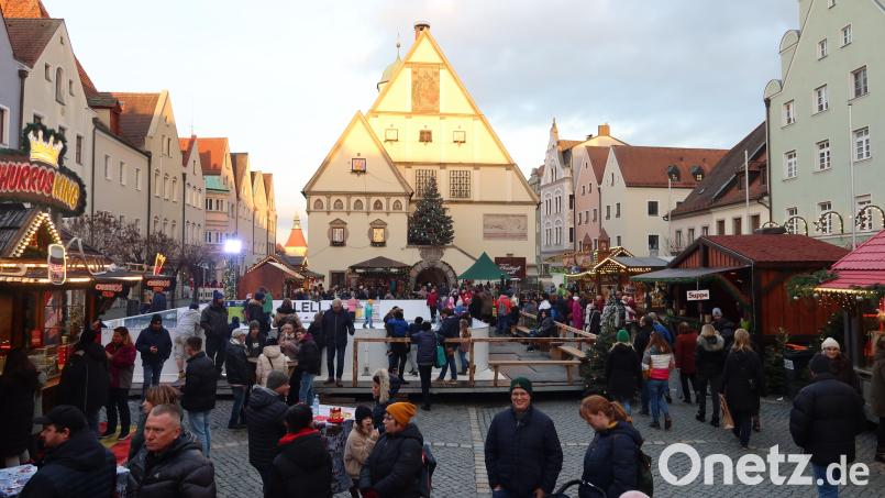 Einigen Christkindlmarktbesuchern missfällt die Engstelle vor dem Alten Rathaus zwischen Eiskunstlauffläche und den Buden. Bild: Kunz