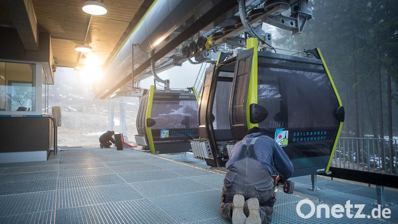 Am Freitag, 22. Dezember, wird die Seilbahn Nord am Ochsenkopf in Betrieb gehen. Bis dahin ist noch ein bisschen was zu erledigen. Bild: Eric Waha/fph