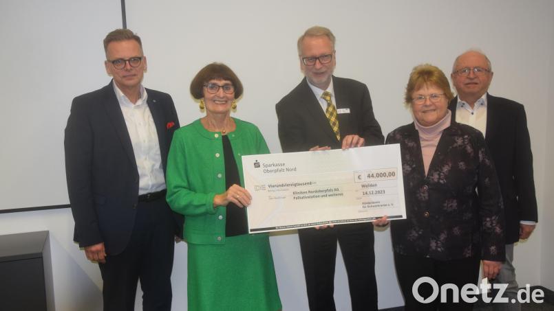 Bernhard Steghöfer, Dr. Gabriele Hagemann (von rechts), Alexander Brittinger und Waltraud Koller-Girke übergeben den Spendenscheck über 44000 Euro an Klinikumsdirektor Matthias Meier (Mitte). Bild: fz