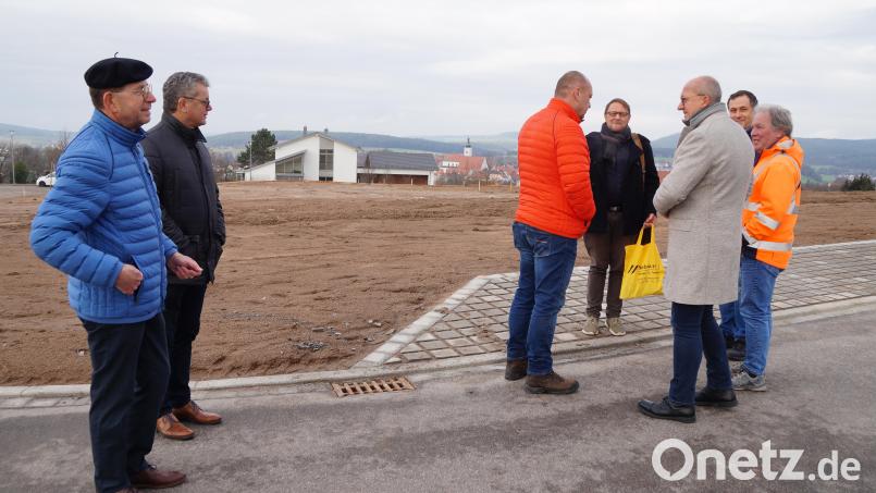 Von &quot;Traumlage&quot; und einem &quot;Weihnachtsgeschenk&quot; spricht Bürgermeister Martin Birner (Zweiter von links), als er zusammen mit den beteiligten Firmen das &quot;Söltlstraße West&quot; zur Bebauung freigibt. Bild: wel