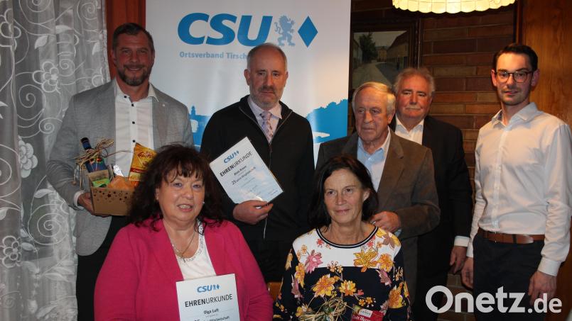 Die CSU Tirschenreuth ehrte beim Jahresabschluss langjährige und verdiente Mitglieder. Im Bild (sitzend, von links) Ehrenmitglied Olga Luft und Doris Schön sowie (stehend, von links) Huberth Rosner, Alois Kraus und Wolfgang Foierl, Zweiter Bürgermeister Peter Gold und Vorsitzender Sebastian Wiedemann. Bild: heb
