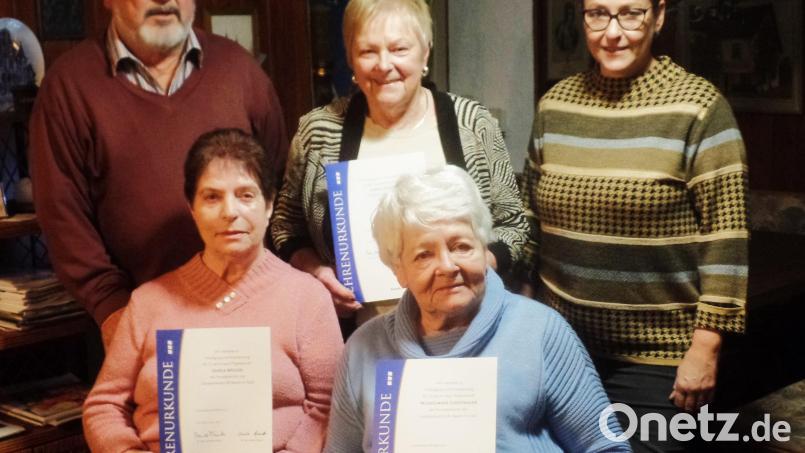 Einer der besonders schönen Momente bei Hauptversammlungen ist die Jubilar-Ehrung langjähriger und verdienter Mitglieder. Gisela Müller (vorne links) ist seit 25 Jahren Mitglied beim Kohlberger VdK, Wilhelmine Lindthaler (rechts daneben) sogar 30 Jahre. Kreisvorsitzende Carola Brust (rechts dahinter) und Vorsitzender Johann Müller dankten besonders „der besten Vereinswirtin“ Gerda Zimmermann für ihre jahrelange Mitarbeit in den örtlichen Führungspositionen. Bild: jml