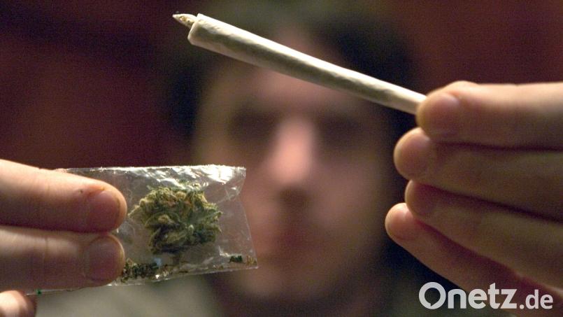 Bei der Durchsuchung der beiden 16- und 19-Jährigen fanden die Polizisten 19 Päckchen Haschisch. Symbolbild: Friso Gentsch