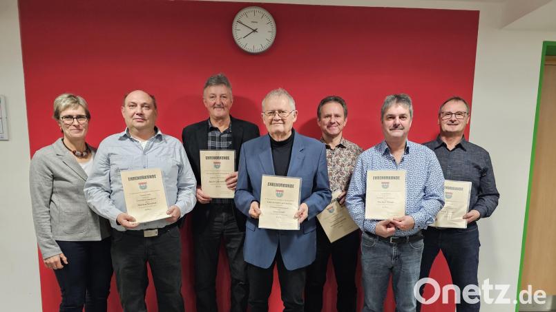 Für ihr jahrelanges ehrenamtliches Engagement ehrte Bürgermeisterin Marion Höcht im Namen der Gemeinde Krummennaab (von links): Bürgermeisterin Marion Höcht, Markus Krenkel, Jakob Gallersdörfer, Josef Härtl, Manfred Krumholz, Norbert Häupl und Horst Peraus. Bild: vsr