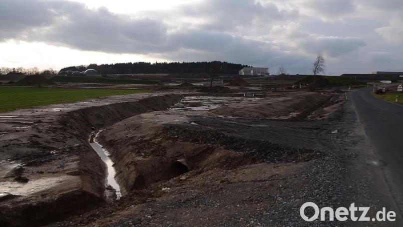 Die Asphaltierungsarbeiten im neuen Industriegebiet Kemnath West III mussten aufgrund des kürzlichen Wintereinbruchs auf das Frühjahr verschoben werden. Bild: ak
