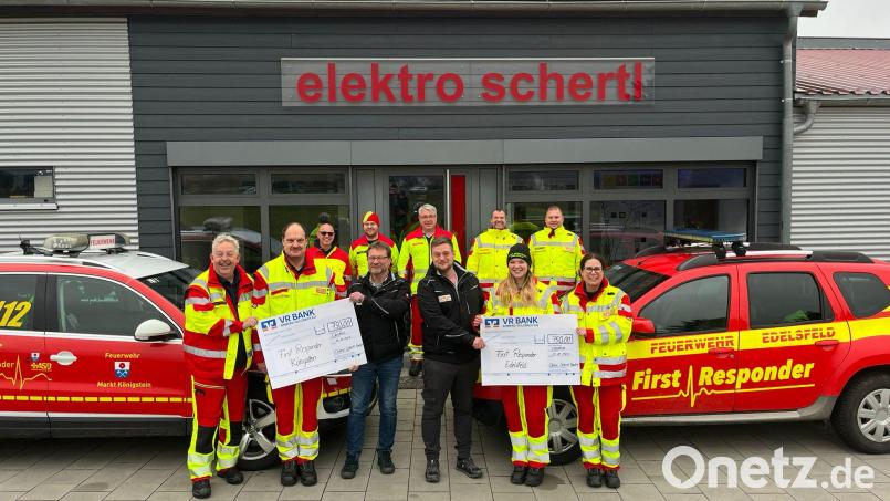 Die First Responder aus Edelsfeld und Königstein bei der Übergabe der Spende am Firmensitz in Edelsfeld mit Patrick und Herbert Schertl Bild: lei
