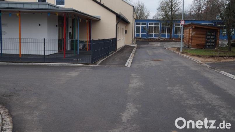 Nun müssen die Kinder nicht mehr über Stolperfallen laufen: Die Schulstraße zur Grundschule und zum Kindergarten (links) ist saniert worden Bild: wel