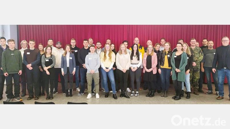Vertreter der Unternehmen und beteiligte Schülerinnen und Schüler mit Oberstudienrat Sascha Häcker (rechts) und Studiendirektor Martin Putzlocher (Dritter von rechts). Bild: Stiftland-Gymnasium/exb