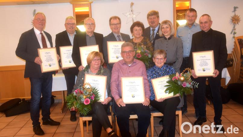 Die Gemeinde Etzenricht zeichnet Ehrenamtsträger mit Bürgermedaillen in Gold und Silber aus. Renate Müller, Manfred Herrmann und Maria Smola (sitzend von links) wird die &quot;Goldene&quot; von Bürgermeister Martin Schregelmann (hinten vierter von rechts) verliehen. Bild: fz