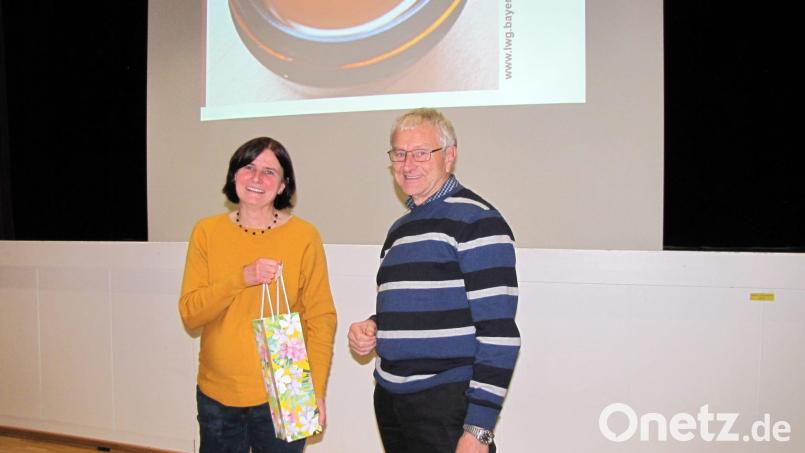 Hermann Erl, Vorsitzender des Imkervereins Nabburg, übergibt an die Referentin des Abends, Renate Feuchtmeyer, ein kleines Dankeschön. Bild: Renz/exb