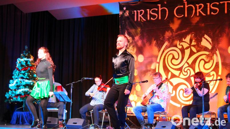 Die "Irish Christmas" begeistert mit Gesang, Tanz und Geschichten in der Stadthalle Neustadt. Bild: stg