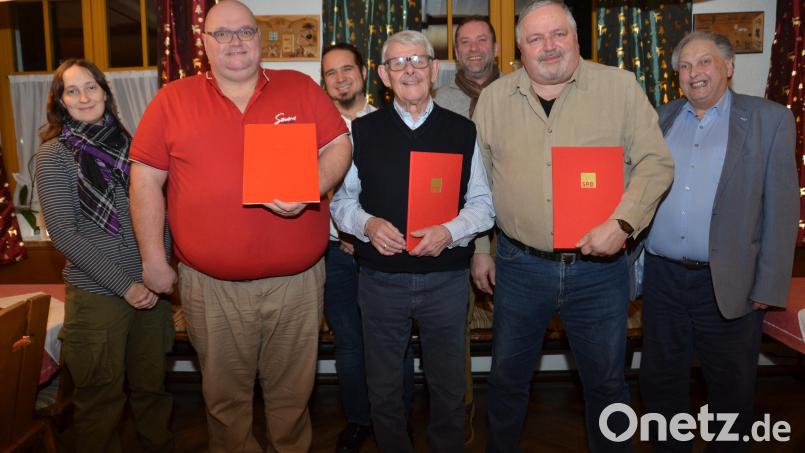 Heinrich Rewitzer (Zweiter von rechts) ist neuer Ehrenvorsitzender des SPD-Ortsvereins. Für 60 Jahre konnte Ernst Schubert (Mitte) gewürdigt werden und Stadtrat Christian Messer (Zweiter von links) für 25-jährige Treue. Vorsitzender Hans Karl (rechts) fand die passenden Worte. Bild: dob