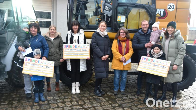 Johannes und Nadine Schaumberger (rechts) mit ihren Kindern Emma (vorne) und Charlotte übergaben insgesamt 1500 Euro für die drei Kindergärten der Stadt. Mit im Bild (von links) Regina Schiffmann, Lisa Halbauer, Susi Fellner sowie Verena Burger und Julia Merz-Neudert. Bild: jr
