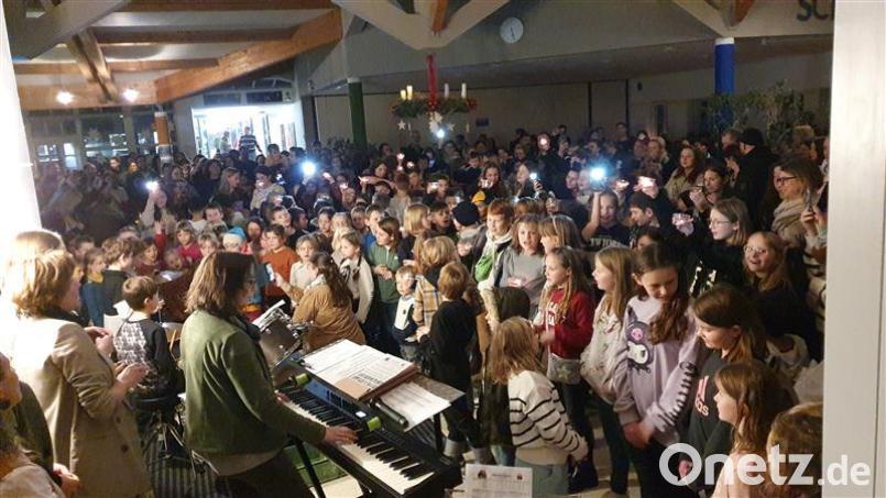 Der besinnliche Nachmittag der Landgraf-Ulrich-Schule in Pfreimd ist gut besucht Bild: Oliver Fröhlich/exb