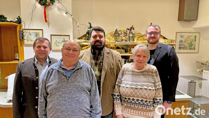 Zweiter Bürgermeister Günter Koller (von links), Ehrenvorsitzender Werner Reimer, Vorsitzender Stefan Frank, Ingrid Reimer sowie CSU-Vorsitzender Patrick Fröhlich, Bild: ASP/exb