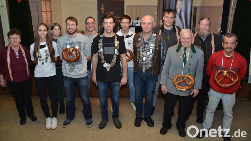 Elias Gösl (Mitte) wurde von Schützenmeister Johann Gösl, der auch sein Opa ist, zum Schützenkönig gekürt. Jugendschützenliesl wurde Magdalena Ram (Zweite von links) und Pistolenkönig Jonas Gösl (Vierter von links). Schützenliesl Sonja Messer war an diesem Abend verhindert. Bild: dob