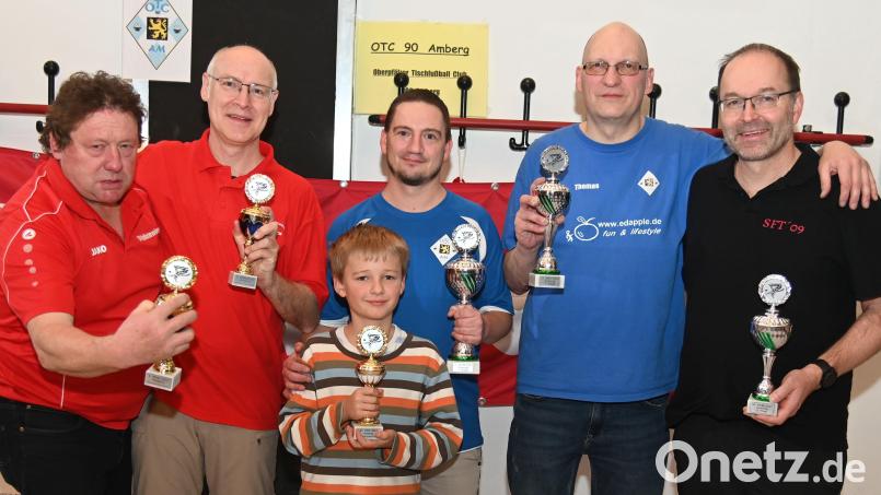 Mit glücklichen Siegern endete die offene Bayerische Meisterschaft im Tipp-Kick Sporttischfußball. Von links: Jürgen Prem und Ralf Henn (Doppel-Meister), Sebastian Wagner (Meister), Thomas Krätzig (Vize-Meister) und Knut Amis (Dritter). Vorne Leon Stegmaier, der Bayerische Juniorenmeister. Bild: gf