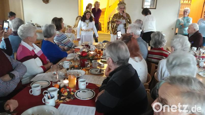 Das Christkind mit Englein sorgt für die Weihnachtsüberraschung bei den Senioren. Bild: bk