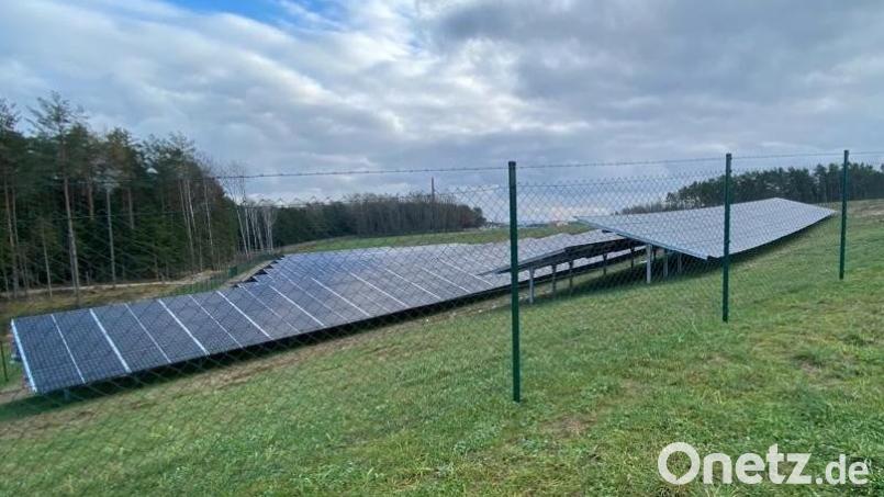 Die Gemeinde Schmidgaden will bei PV-Anlagen, hier die bestehende in Hartenricht, das Heft nicht ganz aus der Hand geben. Sie behält sich eine Einzelfallprüfung vor. Bild: cv