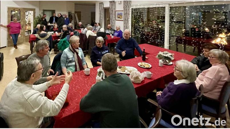 Der erste Seniorenadvent der Gemeinde kommt bei den Gästen sehr gut an. Bild: gz