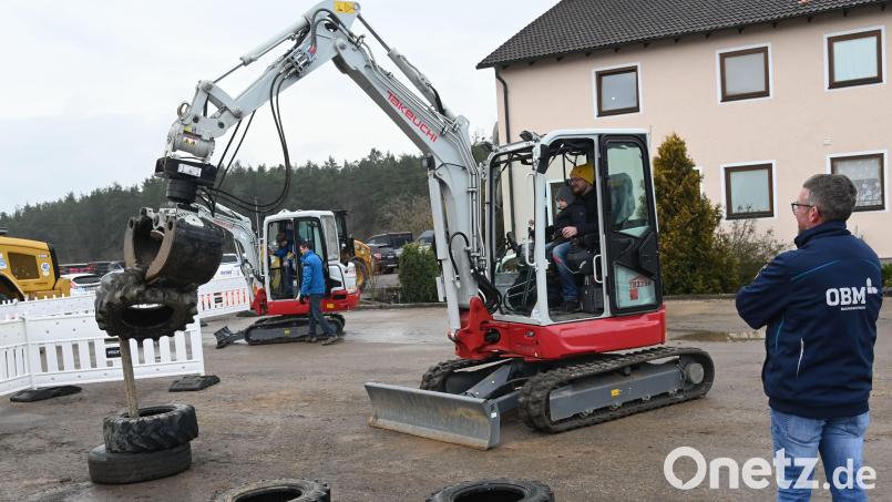 An dieser Station mussten mit einem Mini-Bagger alte Reifen gestapelt werden. Ein zeitliches Limit gab es nicht. Bild: gf