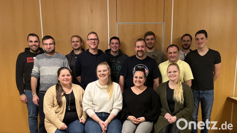 Der neu gewählte Vorstand der Kirwagemeinschaft Schlicht mit (hinten von links) Stefan Wismeth, Stefan Stubenvoll, Fabian Zeilmann, Andreas Kredler, Jonas Schraml, Patrick Luber, Luis Siegert, Markus Schaller, Markus Neubauer, Fabian Herold sowie (vorne von links) Kristina Stümpfl, Anna Birner, Chiara Kederer und Laura Birner (es fehlen: Sabine Kredler, Julia Trummer, Josef Trummer, Luca Geier). Bild: sak
