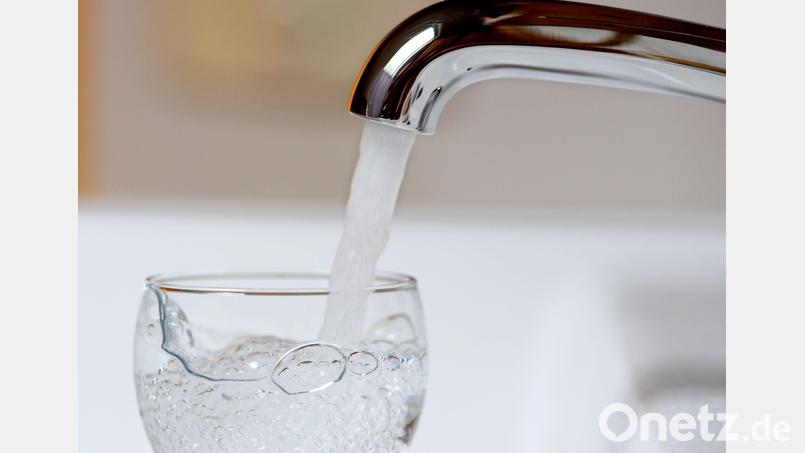 Damit das Wasser künftig auch zuverlässig aus dem Hahn kommt, sind etliche Arbeiten nötig. Bild: Roland Weihrauch/dpa