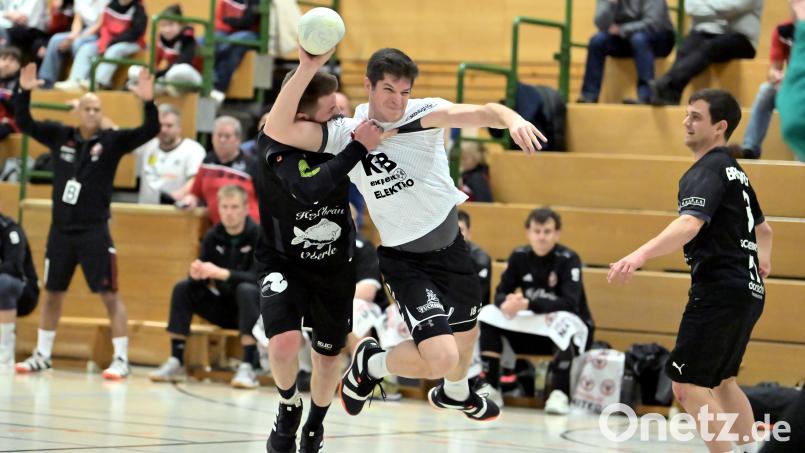 Sebastian Wedel (Mitte) vom HC Sulzbach setzt sich in dieser Szene am Kreis gegen seinen Gegenspieler vom TV Erlangen-Bruck durch. Bild: Hubert Ziegler