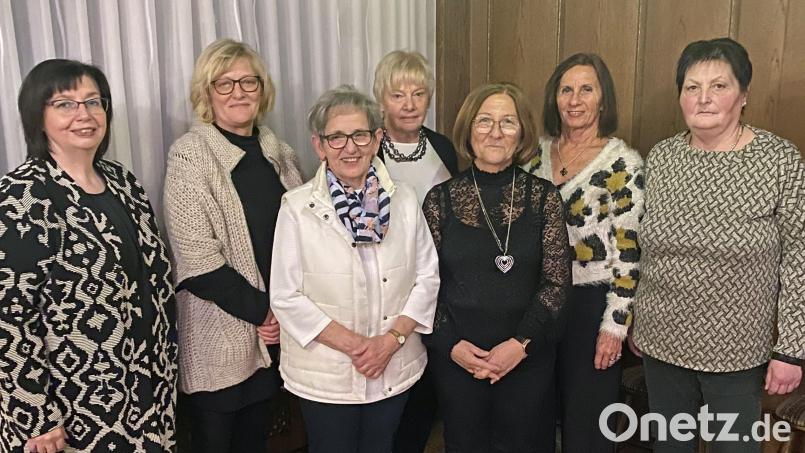Monika Kick, Margareta Käsbauer, Waltraud Forster, Christa Büchner, Maria Nössner und Marga Luff (von rechts) werden von Vorsitzender Elisabeth Weidner (links) geehrt. Bild: wee Weidner/exb