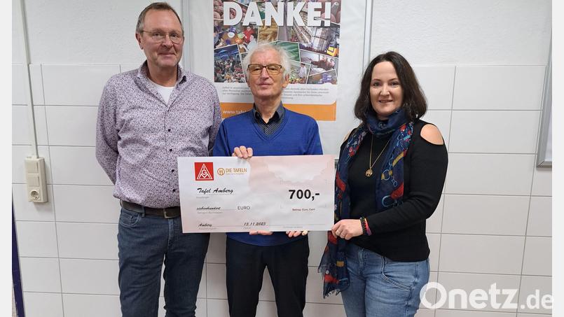 700 Euro erhielt die Amberger Tafel. Von links: Udo Fechtner, Bernhard Saurenbach, Sabrina Feige. Bild: IG Metall Amberg/exb