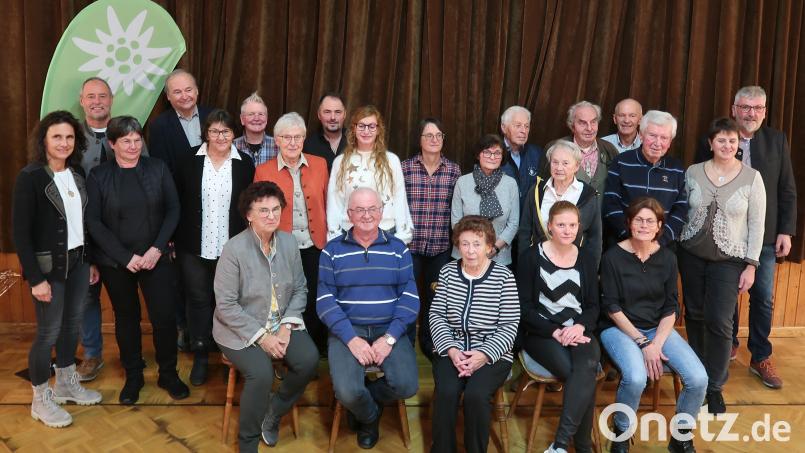 Der Deutsche Alpenverein, Sektion Weiden, ehrt treue Mitglieder. Mit dabei sind auch Vorsitzender Stefan Schönberger (hinten, rechts), Schatzmeisterin Doris Reil (stehend, links) und zweiter Vorsitzender Helmut Roßmann (Zweiter von links). Bild: Julian Meier/exb