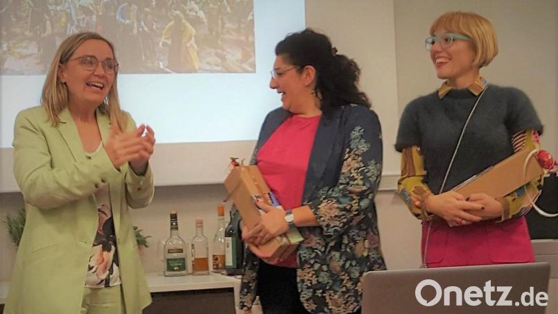 Mit einem Präsent und Applaus bedankte sich die Leiterin der Amici di Desenzano (Susy Herrmann-Wolters/links) bei Carmen Biangardo (Mitte) und Antonietta Uliveri-Korb. Bild: .Susy Herrmann-Wolters