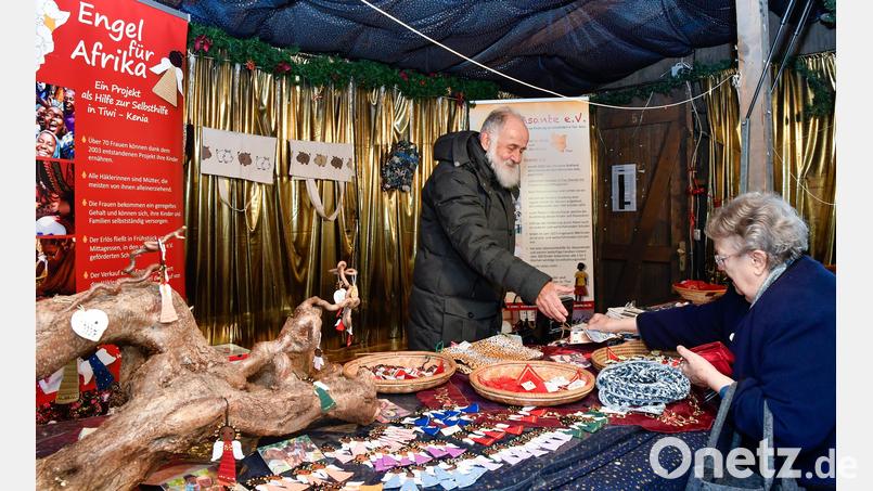 Unter dem Motto &quot;Helfen macht Freude&quot; steht die Sozialbude auf dem Amberger Weihnachtsmarkt; dies seit Montag, 18. Dezember, und noch bis Donnerstag, 21. Dezember. Auch der gehäkelte Engel von über 70 Frauen aus Tiwi werden dort vom Verein Asante in dem kleinen Austeller-Häuschen verkauft. Bild: Petra Hartl