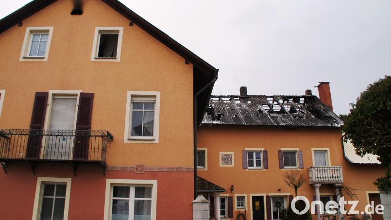 Das Mehrfamilienhaus an der Berghamer Straße ist durch den Brand am Donnerstagabend schwer beschädigt worden. Vorerst ist das Gebäude gesperrt. Bild: sir